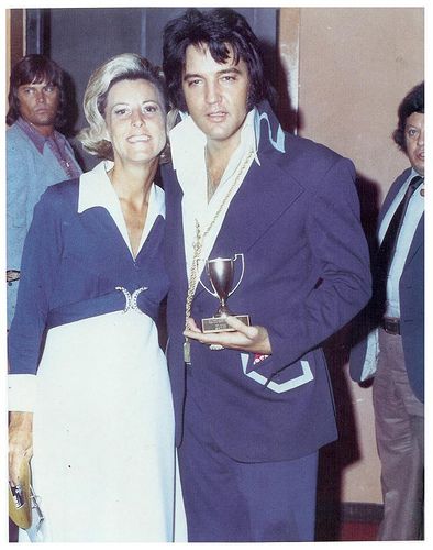 Elvis With A Fan Elvis With Fans, Elvis Collectors, King Elvis Presley, Elvis Presley Pictures, Elvis And Priscilla, Elvis Presley Photos, Lucky Ladies, Lisa Marie Presley, Graceland