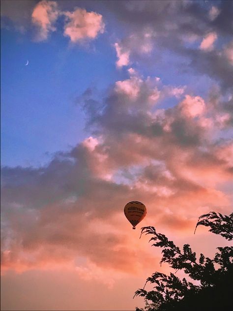 Photo of a hot air balloon in Germany Hot Air Balloons Aesthetic, Hot Air Balloon Aesthetic, Shimmer Aesthetic, Clouds Evening, Photography Clouds, 2024 Goals, Uni Room, Aesthetic Sky, Picture Inspiration