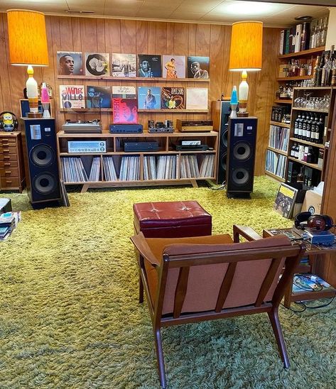 Retro Basement, Retro Room Ideas, Vinyl Record Room, 70s Room, 70s Interior Design, Music Room Design, Home Music Rooms, Vinyl Room, Record Room