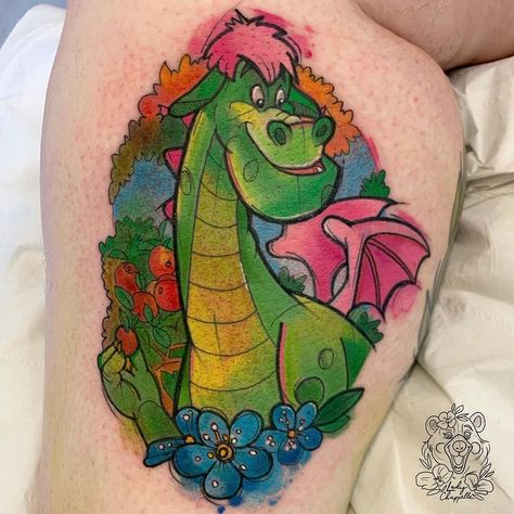 @ladychappelletattoos on Instagram: “Elliot for Kate 💚 . . #elliotpetesdragon #petesdragontattoo #dragontattoo #disneytattoos #illustrativetattoo #fusionink . Done using…” Baby Dragon Tattoos, Dragon Tattoo Images, Dragon Tattoo Meaning, Snoopy Tattoo, Red Dragon Tattoo, Pete Dragon, Dinosaur Tattoos, Disney Dragon, Spooky Tattoos