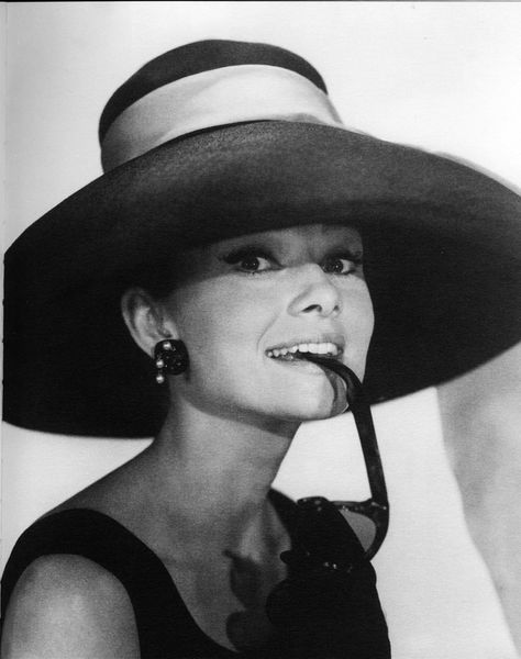 Audrey Hepburn in Breakfast at Tiffany's. Photo: Donaldson Collection / Getty Images Audrey Hepburn Hat, Audrey Hepburn Poster, Audrey Hepburn Breakfast At Tiffanys, George Peppard, Blake Edwards, Holly Golightly, Philip Treacy, Audrey Hepburn Style, 파티 드레스