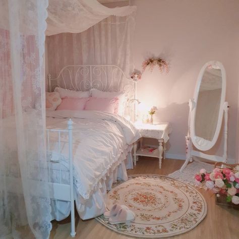 Closet Aesthetic, Tiny Bedrooms, Design Bed, Closet Room, Girly Room, Cute Bedroom Decor, Room Bed, Pretty Room, Dreamy Room