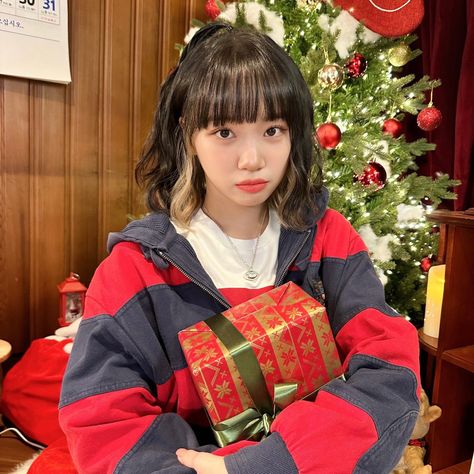 Christmas Poses, Christmas Decorations For Kids, Red Icons:), Christmas Icons, Christmas Banners, Kpop Aesthetic, Christmas Girl, Girl Icons, Kpop Girl Groups