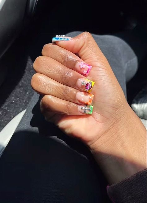 Short Freestyle Nail Designs, Exotic Short Nails, Dope Short Nail Designs, Short Junk Nails, Short Exotic Nails, Short Bling Nails, Summer Nails Black Women, Short Freestyle Nails, Cute Short Natural Hairstyles