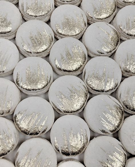 Disco Candy Bar, Disco Party Food Ideas, Silver Macarons, Silver Table Decor, Cute Macarons, Ideas De 15, Disco Biscuits, Silver Wedding Theme, Disco Bachelorette