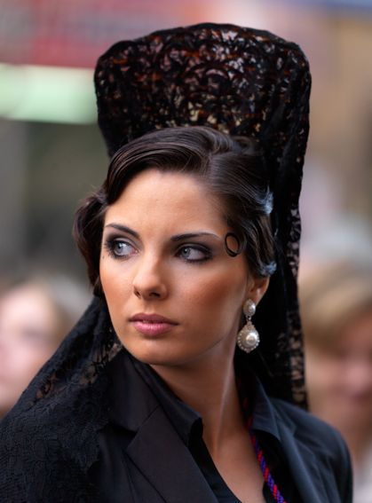 Photo via carmina.ekiry.com Mantilla Semana Santa, Spanish Mantilla, Spanish Dress, Spanish Woman, Mexico Style, Flamenco Dancers, Hair Adornments, Cultural Celebration, Spanish Style