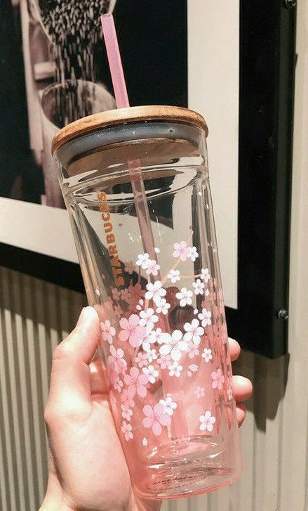 Cherry Blossom Starbucks Cup, Cute Cups Tumblers, Vasos Aesthetic, Cute Tumblers, Christmas Halloween Decorations, Starbucks Cup Design, Starbucks Advertising, Starbucks Korea, Cute Water Bottle