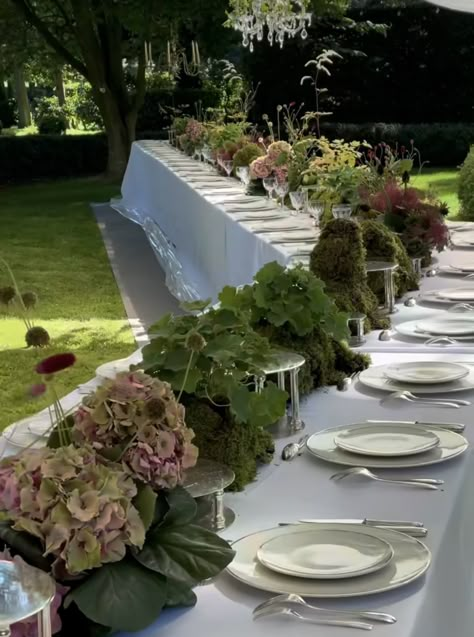 Low Table Arrangements Wedding, European Wedding Tablescape, Garden Party Wedding Place Setting, Wedding Flowers Italy, Private Dinner Party Decor, Vineyard Dinner Party, Syrian Wedding, Vineyard Table, Green Hydrangea Wedding