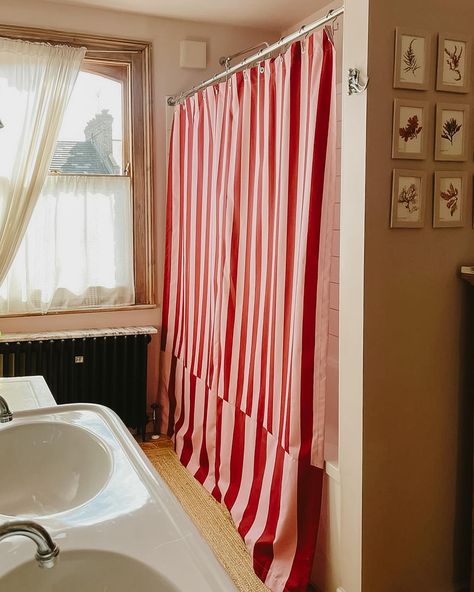 College Bathroom, Art Deco Homes, Vintage Shower Curtain, Red Shower Curtains, Diy Shower Curtain, Kids Shower Curtain, Striped Curtains, Bathroom Red, Student House