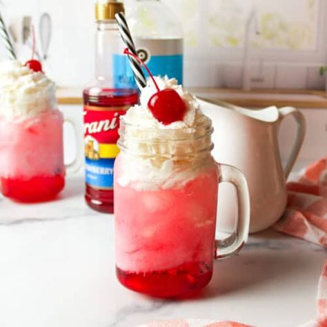 How to Make an Italian Soda - BeeyondCereal Italian Cream Soda Recipe, Italian Ice Recipe, Italian Sodas, Blue Raspberry Lemonade, Italian Cream Soda, Strawberry Crush, Soda Syrup, Strawberry Soda, Crush Soda