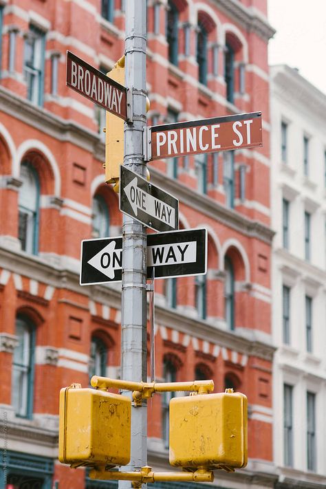 Sign for Prince Street and Broadway in neighborhood of Soho, New York City New York Traffic Light, Traffic Sign Aesthetic, New York Street Signs, New York Street Sign, Soho Nyc Aesthetic, Summer School Themes, Choose Outfit, Urban Graphics, Street Advertising