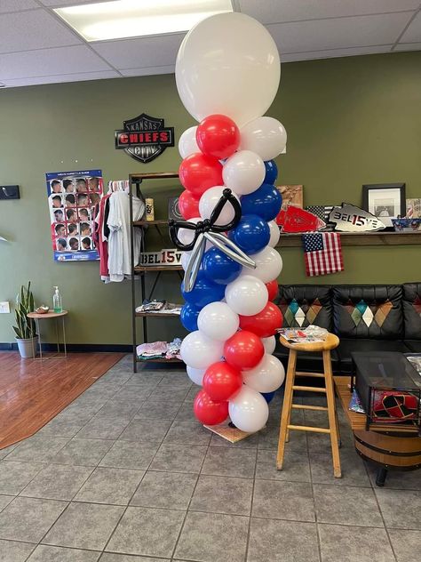 Barber Ideas, 30th Birthday Decorations, Barber Pole, Beauty Salon Decor, Hair Aesthetic, Salon Decor, Balloon Arch, Balloon Garland, 30th Birthday