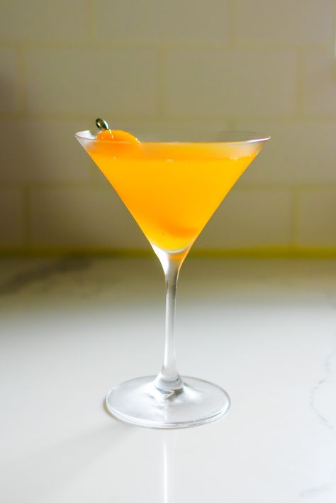 Blood Orange Martini, Orange Martini, Banana Cocktails, Mandarin Juice, Ginger Cocktails, Orange Vodka, Orange Cocktails, Gin Cocktail Recipes, Cocktail Ideas