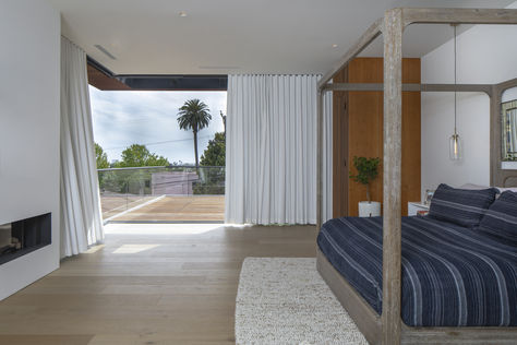 Bedroom with attached balcony Los Angeles Landscape, Canopy Beds, Los Angeles Interior Design, West Los Angeles, Room Screen, Kitchen Fittings, Main Bedroom, Indoor Outdoor Living, Apartment Design