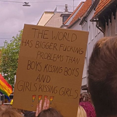 person holding up a sign saying "the world has bigger problems than boys kissing boys and girls kissing girls" on a pride parade Lgbtq Love Aesthetic, Lgbtq Pride Quotes, Coming Out Aesthetic, Lgbtq Asthetics, Queer Joy Aesthetic, Happy Pride Month Aesthetic, Lgbtq Quotes Aesthetic, Lgbtq Signs, Closeted Gay Aesthetic