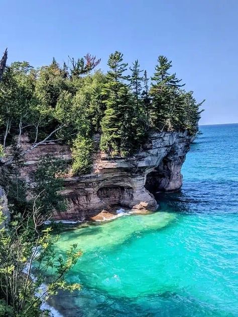 8 Epic Things To Do in Pictured Rocks 2023 - Veggies Abroad Pictured Rocks Michigan, Munising Michigan, Michigan Waterfalls, Hiking Usa, Pictured Rocks, Pictured Rocks National Lakeshore, Peninsula Hotel, Michigan Summer, Presque Isle