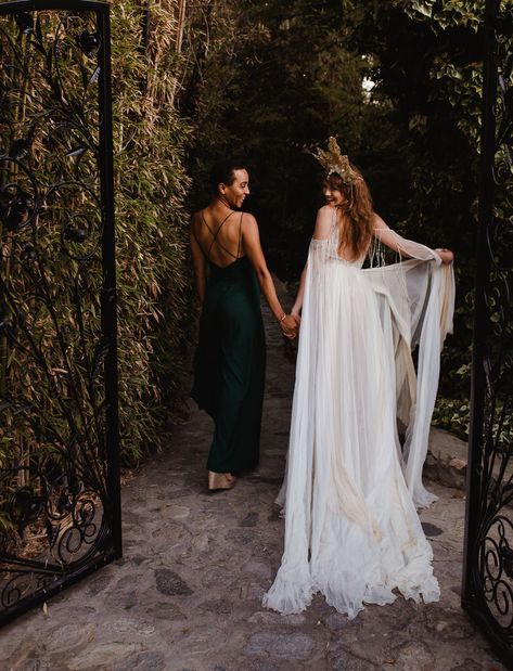 Stevie Nicks Wedding Dress Style, Stevie Nicks Wedding Theme, Witchy Lesbian Wedding, Stevie Nicks Inspired Wedding Dress, Green Witch Wedding, Stevie Nicks Wedding Dress, Wedding Dress Witchy, Stevie Nicks Wedding, Witch Wedding Dress