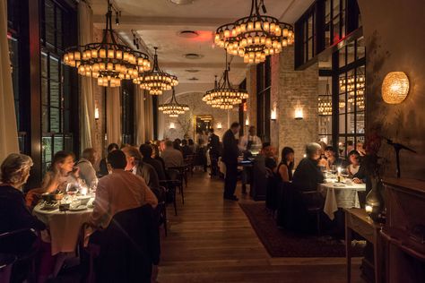 The Psychology of Restaurant Design: Lights Restaurants Nyc, Manhattan Restaurants, Top 10 Restaurants, Dinner Places, Dinner Restaurants, Romantic Restaurant, Best Dating Apps, Restaurant Lighting, Restaurant New York