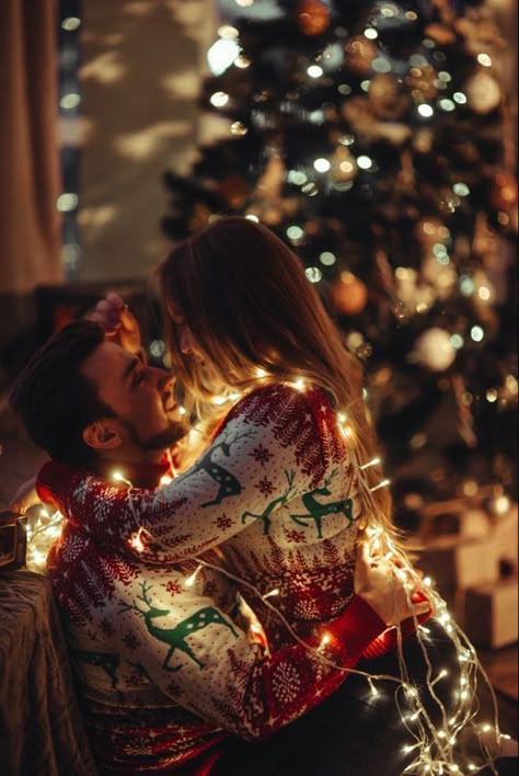 Xmas Couple Photos, Christmas Photography Couples, Christmas Lights Photoshoot, Couple Photography Winter, Christmas Couple Photos, Christmas Couple Pictures, Christmas Poses, Christmas Family Photoshoot, Holiday Photoshoot