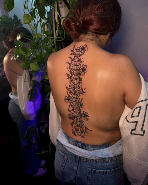 Spine bone tattoo with vines and florals growing from it 🌱🦴Dm to book! 🌿🧚‍♀️#tattooshop #tattooartist #tattoo #tattooflash #tattooideas #tattooart #latattoo #latattooartist #latattoos #latattooshop #explorepage #explorepage✨ #femaletattooartist #flashdesign #losangelestattooartist #latattooartist #losangeles #tattooartistla #losangelesthingstodo #osangelestattoos #tattooartistla #tattooinspo #latattooartist #explorepage #flashdesign #femaletattooartist Spine Tattoos Skeleton, Hawaiian Spine Tattoo, Spine Bone Tattoo, Spine Bone, Back Tattoo Women Spine, Back Tattoos Spine, Roots Tattoo, Bone Tattoo, La Tattoo