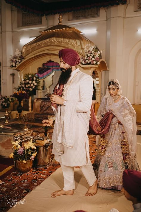 Sikh Wedding Aesthetic, Punjabi Couple Photography, Sikh Wedding Photography, Anand Karaj, Sikh Bride, Wedding Outfits For Groom, Bride Photos Poses, Groom Photoshoot, Wedding Pose