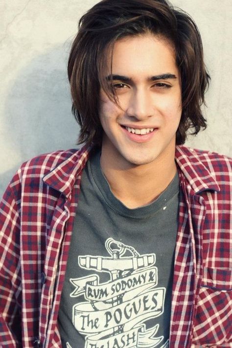 Avan is so smokin hot he's such a heartthrob:)) can he be my boyfriend? :'( meeeeeeep he's such a beautiful beast Jade And Beck, Zendaya Hair, Victorious Cast, Avan Jogia, Attractive Guys, Long Hair Styles Men, Beard Styles, Inspirational People, Nickelodeon