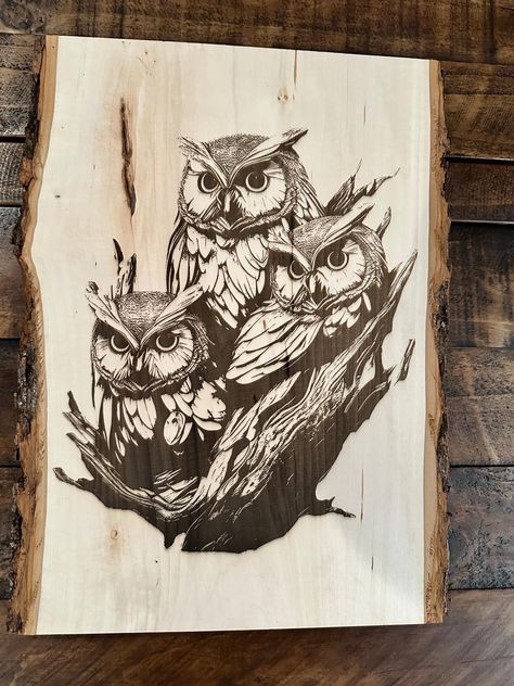 Trio owl engraving on live edge wood. Pyrography Owl, Woodburning Forest Scene, Woodburning Crafts, Wolf Wood Burning, Wildlife Pyrography, Wood Burning Art Owl, Barn Wood Art, Pyrography Art, Products Photography