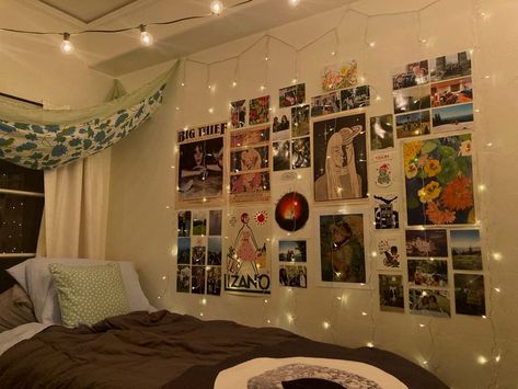 Light Academia Dorm Room, Academia Dorm Room, Academia Room Aesthetic, Cute Rooms, Dorm Room Aesthetic, Light Academia Room, Dorm Lighting, Dorm Room Lights, Uni Dorm