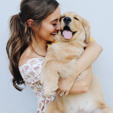 Queria ser esse cachorro olha a cara de felicidade Kristin Johns, Hug Pictures, Dog Photoshoot, Dog Wedding, Puppy Dogs, True Feelings, Girl And Dog, A Puppy, Dog Photography