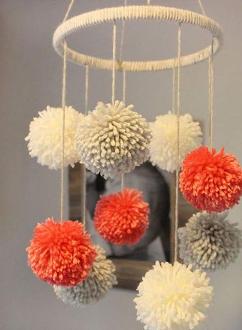 Pompon Diy, Pom Pom Mobile, Hantverk Diy, Diy Pom Poms, Diy Pom Pom, Pom Pom Crafts, Diy Bricolage, Wool Crafts, Diy Baby