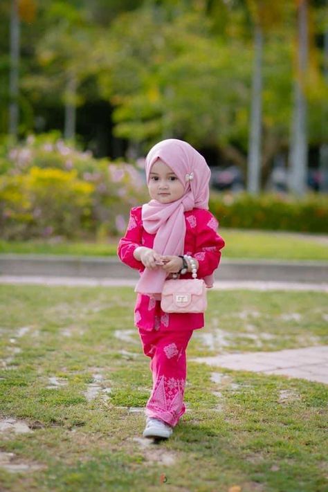 Kameez Shalwar Design, Muslim Kids Fashion, Shalwar Design, Baby Hijab, Latest Kurtis, Islam Hijab, Kids Dress Collection, Hijab Look