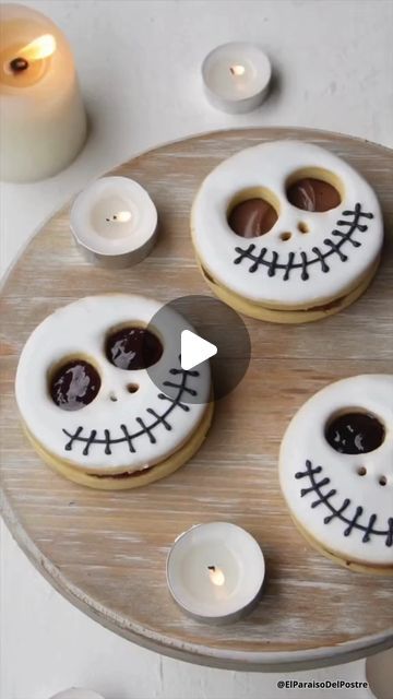 David Franco on Instagram: "RECETA: Galletas de Jack 💀 Esta vez les traigo algo especial, una receta inspirada en una de mis películas favoritas para esta época; El Extraño Mundo de Jack, el clásico de @Disney+ Latinoamérica en este #Halloween. . Suaves, rellenas con lo que más les guste, y entretenidas para todas las edades. Un panorama para comer y disfrutar de esta época, viendo películas y series de terror en Disney Plus 🎬 . 💀Ingredientes 💀 - 150grs mantequilla a temp ambiente - 3/4 taza azúcar flor/impalpable - 1 huevo + 1 yema a temp ambiente - 1 cuchdta vainilla - 2 + 1/4 tazas harina sin polvos - 1/4 cuchdta polvos de hornear - pizca de sal - manjar o mermelada para rellenar 💀glaseado💀 - 1 taza azúcar flor/impalpable - 1 cucharada merengue en polvo - 2 cuchdas de leche (ir e David Franco, October 2, Halloween Cookies, Disney Plus, Halloween, On Instagram