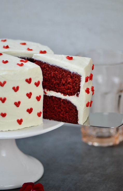 Mini Cakes Birthday Recipe, Valentine Cake Recipes, Valentines Theme Party Food, Valentines Cake Recipes, Red Velvet Mini Cakes, Cake With Hearts Decoration, Chocolate Valentines Cake, Cute Small Cakes, Red Velvet Cake Ideas