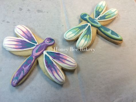 Dragonfly cookies Dragonfly Cookies Royal Icing, Dragonfly Cookies Decorated, Dragonfly Cookies, Woodland Cookies, Decorator Cookies, Flower Cookies Bouquet, Bug Cookies, Summer Sugar Cookies, Cookie Techniques