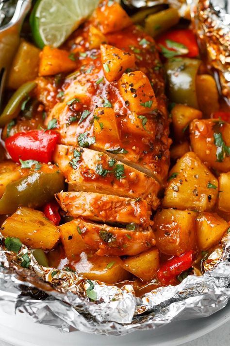 Pineapple BBQ Chicken Foil Packets in Oven - So easy and packed with tons of flavor. You’ll love the simplicity! Baked Chicken Foil Packets, Tinfoil Dinners, Broke Meals, Pineapple Bbq Chicken, Bbq Baked Chicken, Foil Recipes, Foil Meals, Chicken Foil Packets, Foil Pack Dinners