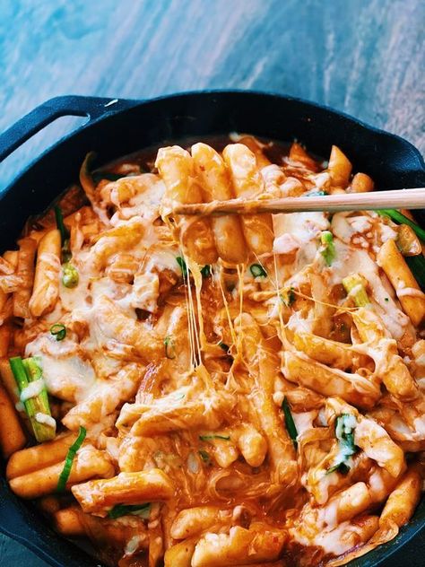 Tteokbokki Recipe Easy, Tteokbokki Recipe, Cheesy Rice, Korean Rice Cake, Rice Cake Recipes, Plats Healthy, Korean Rice, Think Food, Idee Pasto Sano