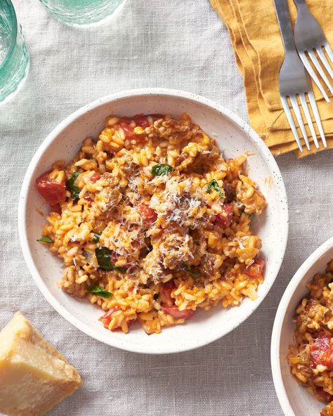 A hearty, crowd-pleasing dinner that feels right any night of the week. Risotto Tomato, Tomato Risotto Recipes, Sausage Risotto, Sausage Parmesan, Tomato Risotto, Dinner On A Budget, Hot Italian Sausage, Risotto Recipes, Juicy Tomatoes