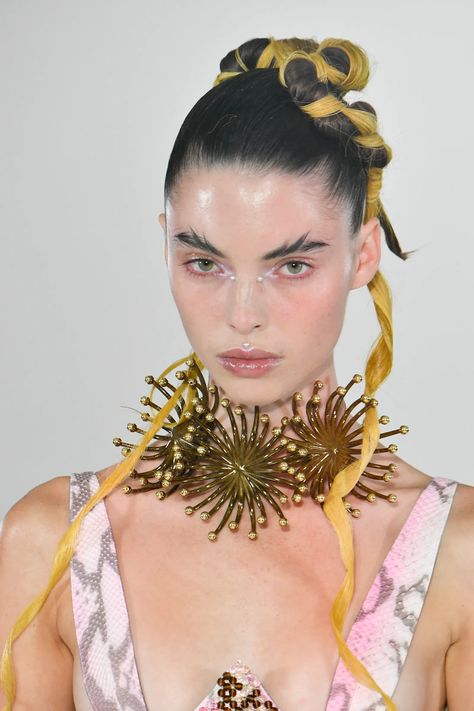 Summer 2023 Makeup, Runway Hair Trends, 2023 Makeup Trends, Fashion Week Makeup, Fashion Show Makeup, 2023 Makeup, Dior Fashion Show, Vinyl Lips, Portfolio Photo