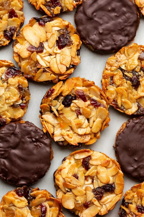 Vegan florentines - Lazy Cat Kitchen Chocolate Covered Banana Bites, Chocolate Avocado Brownies, Florentine Cookies, Strawberry Oatmeal Bars, Florentines Recipe, Blueberry Crumble Bars, Lazy Cat Kitchen, Food Lovers Recipes, Biscuits Diététiques