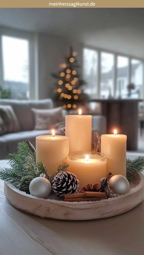 Weihnachchtsdeko mit Tannenzweigen sorgt für Harmonie und Besinnlichkeit. Entdecken Sie schöne Inspirationen auf meinherzsagtkunst.de Decoration Noel Nature, Diy Xmas Decor, Ideas Navidad, Xmas Deco, Christmas Interiors, Christmas Themes Decorations, Advent Candles, Christmas Mood, New Years Decorations