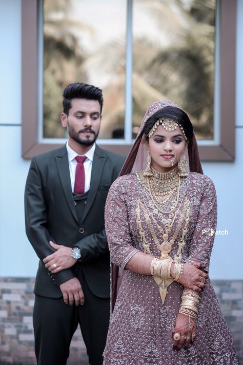 Momedian Wedding Pose, Muslim Marriage Photography, Marriage Poses Wedding Photos Indian, Muslim Engagement, Engagement Photos Indian, Marriage Photoshoot, Marriage Poses, Muslim Wedding Photos, Couples Dp