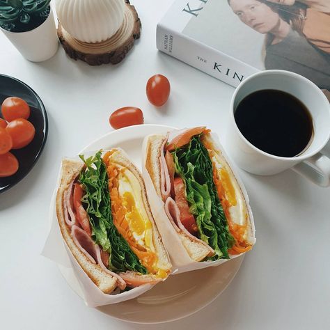 Egg Drop Sandwich Aesthetic, Sandwich Korea, Japanese Sandwiches, Healthy Bento Lunches, Sandwich Packaging, Healthy Lunchbox, Bento Recipes, Cafe Food, Cute Food