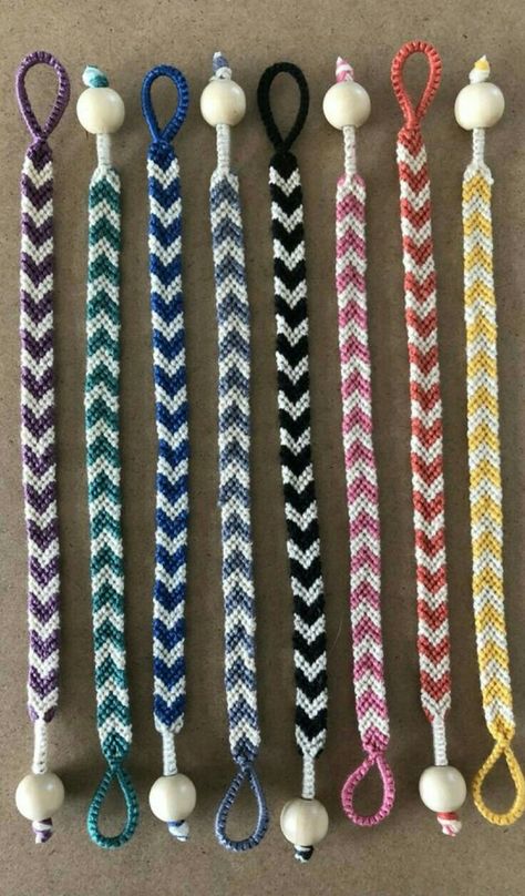 Chevron Friendship Bracelets, Diy Bracelets With String, String Bracelet Patterns, Diy Friendship Bracelets Tutorial, Braided Bracelet Diy, Yarn Bracelets, Knitting For Beginners Blanket, Cute Friendship Bracelets, Bracelets Ideas