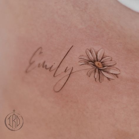 Name With Daisy Tattoo, Daisy Flower With Name Tattoo, Gerber Daisy Tattoo With Names, Daisy And Name Tattoo, Name Daisy Tattoo, Daisy Tattoo For Daughter, Daisy Daughter Tattoo, Delicate Daisy Tattoo Simple, Daisy Name Tattoo Designs