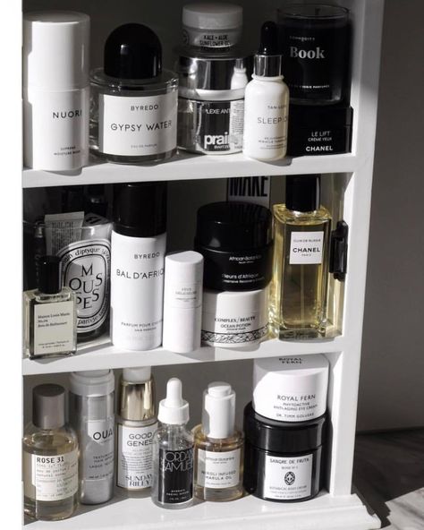 Shelf-care via @sofieuh 💫 Clay Mation, Alat Makeup, Care Organization, Black Skin Care, Beauty Organization, Beauty Storage, Skincare Organization, Beauty Room, Makeup Storage