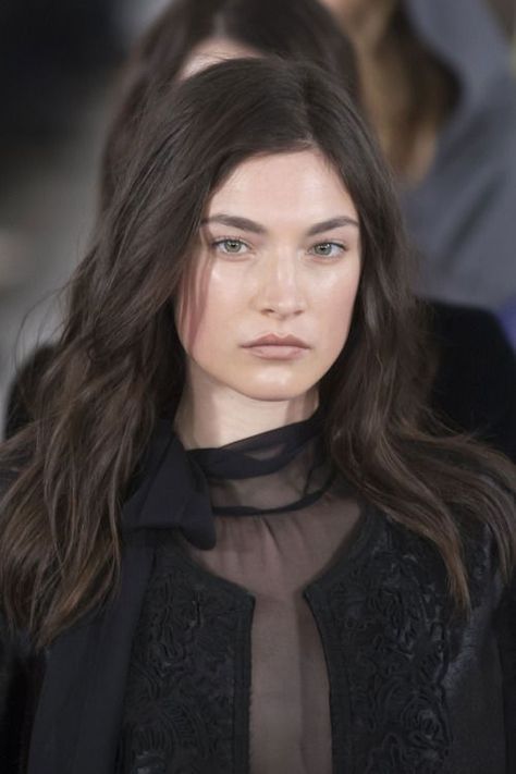 fashioninquality: Jacquelyn Jablonski at Oscar de la Renta Fall... Jacquelyn Jablonski, Cool Brown Hair, Brown Hair Inspo, Pale Skin, Winter Hairstyles, Grunge Hair, Brunette Hair, Beautiful Skin, Cut And Color