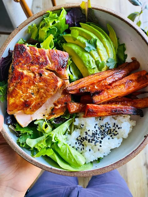 The Best Honey Salmon — shutthekaleup Honey Salmon Bowl, Rice And Salmon, Shut The Kale Up, Salmon Bowl Recipe, Honey Salmon, Carrot Fries, Salad Avocado, Easy Salad Dressing, Salmon Bowl