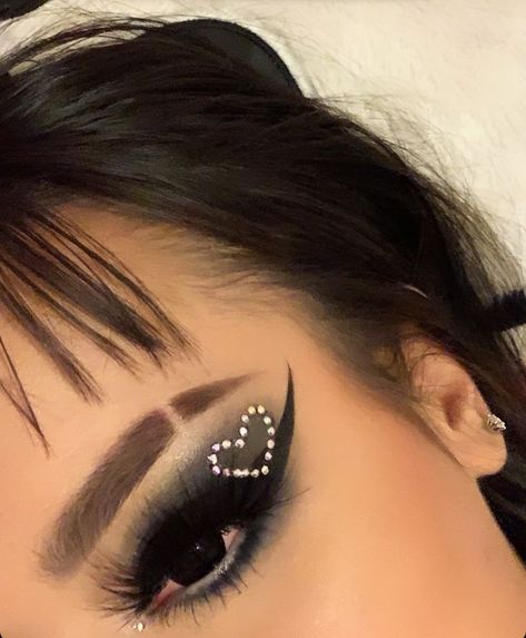 Rhinestone Heart Eye Makeup, Heart Rhinestone Makeup, Goth Egirl, Eyeliner Lips, Maquillage On Fleek, Mekap Mata, 20 Makeup, Rhinestone Makeup, Bold Eyeshadow