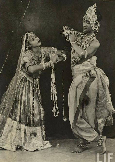 Indian Dancers from Life Magazine archive, 1930s Vintage Asian Aesthetic, Hindu Fashion, Indian Traditional Art, Painting References, Indian Classical Dance, Vintage Dance, Vintage India, Indian Dance, Vintage Bollywood