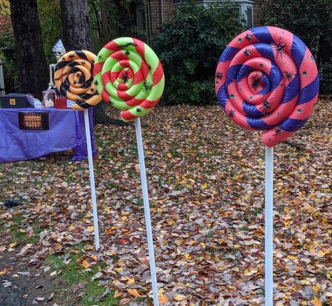 My DIY Poole Noodle Rotten Lollipops #halloween Diy Carnevil Halloween, Rotten Candy Halloween, Diy Clown Halloween Decorations, Rotten Candy Booth, Halloween Carnival Food, Haunted Circus Decorations, Carnevil Halloween Decorations, Creepy Carnival Decorations Diy, Circus Theme Halloween